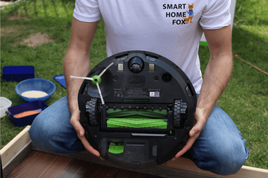 Zwei Gummibürste des iRobot Roomba i7+ von unten